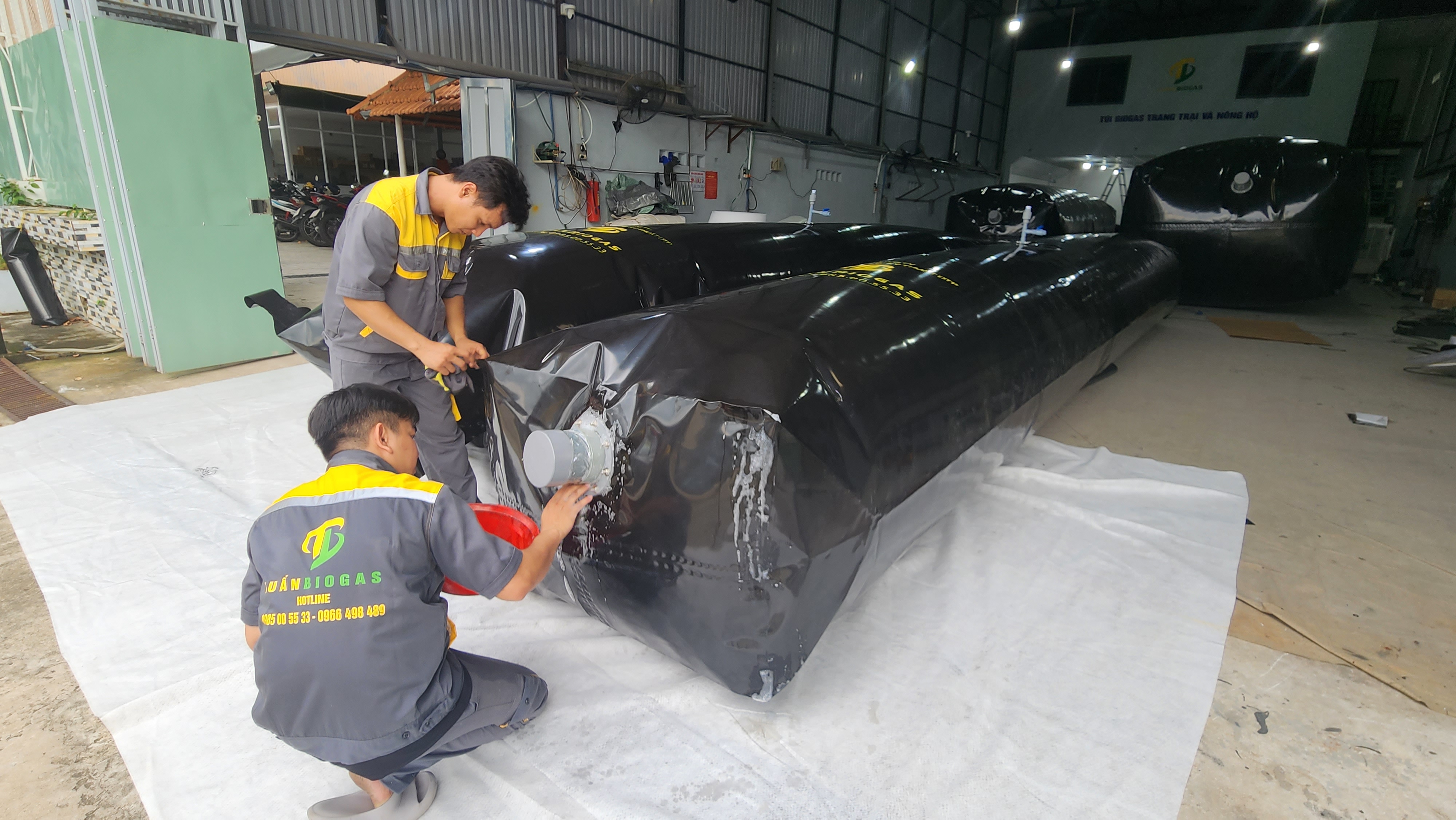 kiem-tra-ho-ga-tui-biogas-bang-nuoc-xa-phong