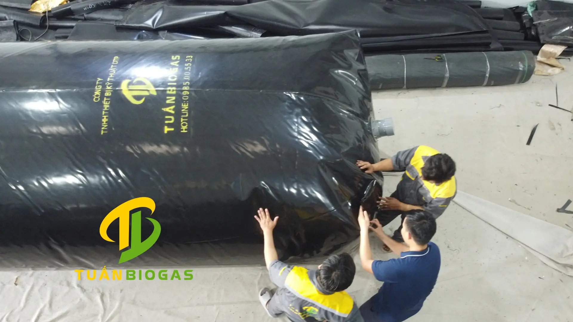 Kỹ thuật viên kiểm tra hệ thống túi biogas để đảm bảo hiệu quả khử mùi tối đa