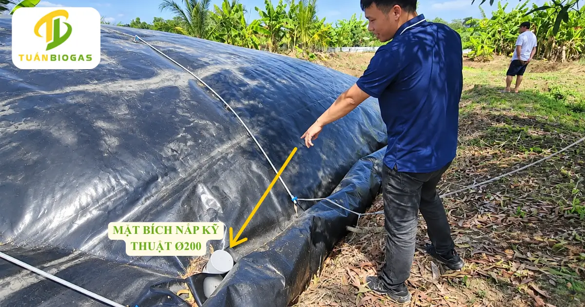 Cận cảnh mặt bích nắp kỹ thuật phi 200 trên thân túi biogas tròn trang trại