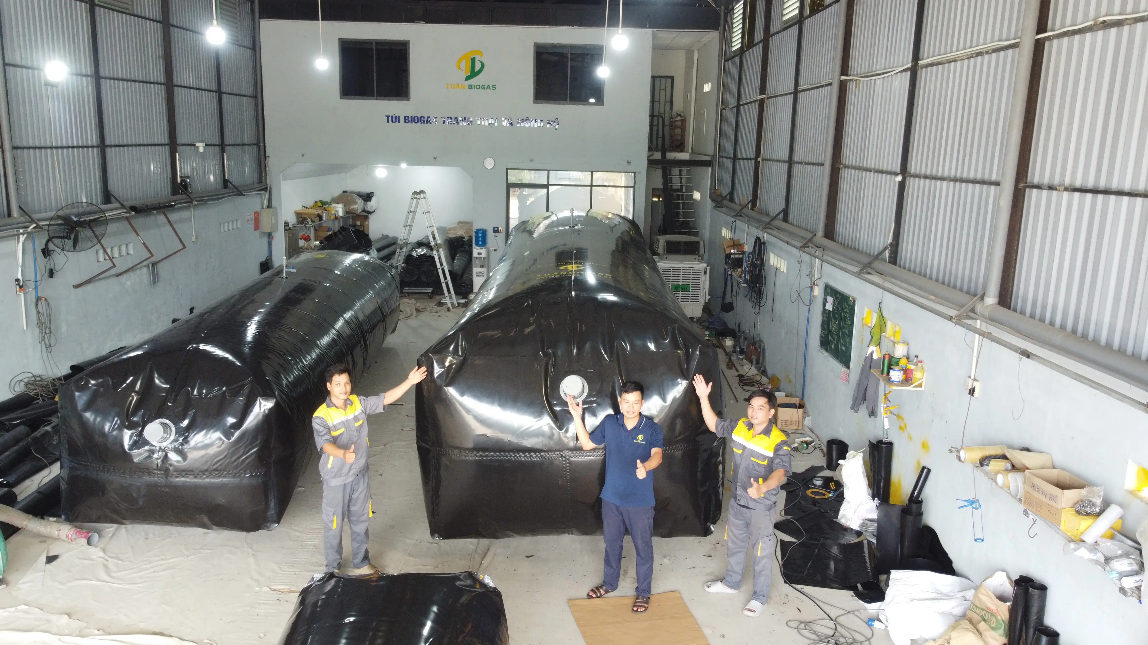 Kỹ sư Tuấn Biogas bắt tay chủ trang trại Ninh Thuận sau buổi khảo sát nghiệm thu
