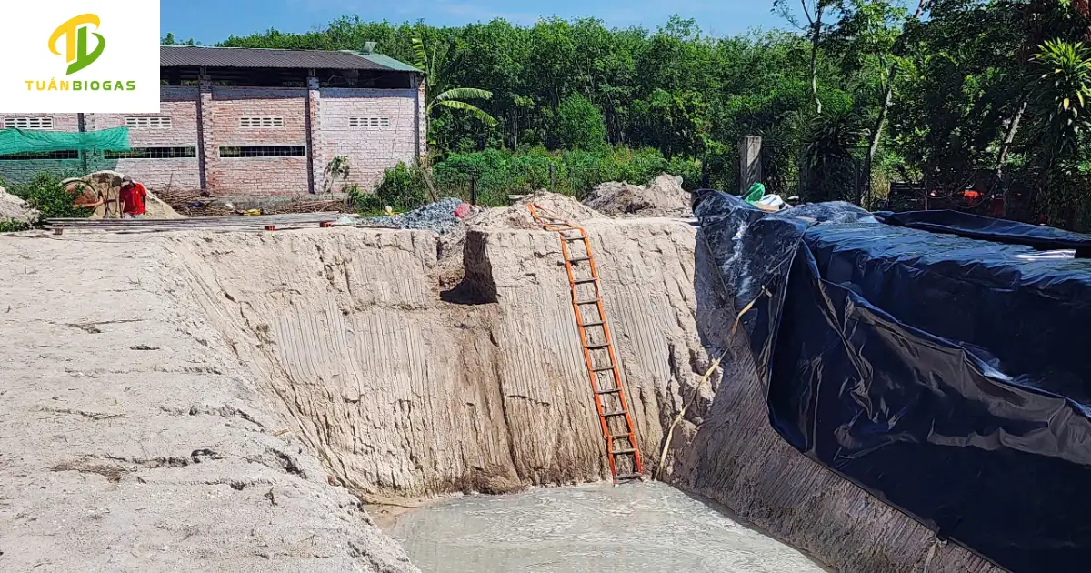 Đáy ao ngập nước bùn lầy khiến việc hàn ghép bạt biogas ngoài trời bị hỏng