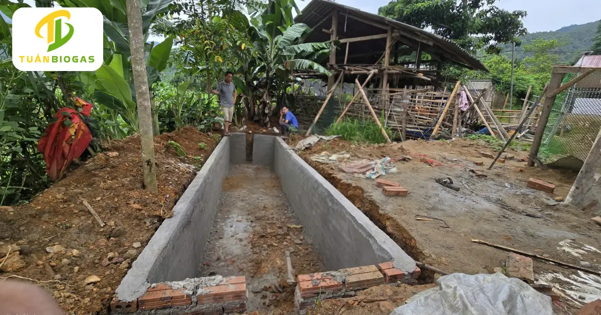 Hố đất đào chuẩn kích thước dài 7.5m rộng 1.2m sâu 0.8m cho túi biogas tròn 8 khối