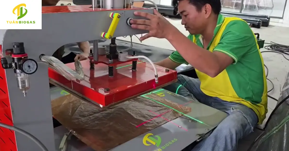 Kỹ thuật viên Tuấn Biogas gia công ép nhiệt túi biogas vuông theo kích thước yêu cầu tại xưởng