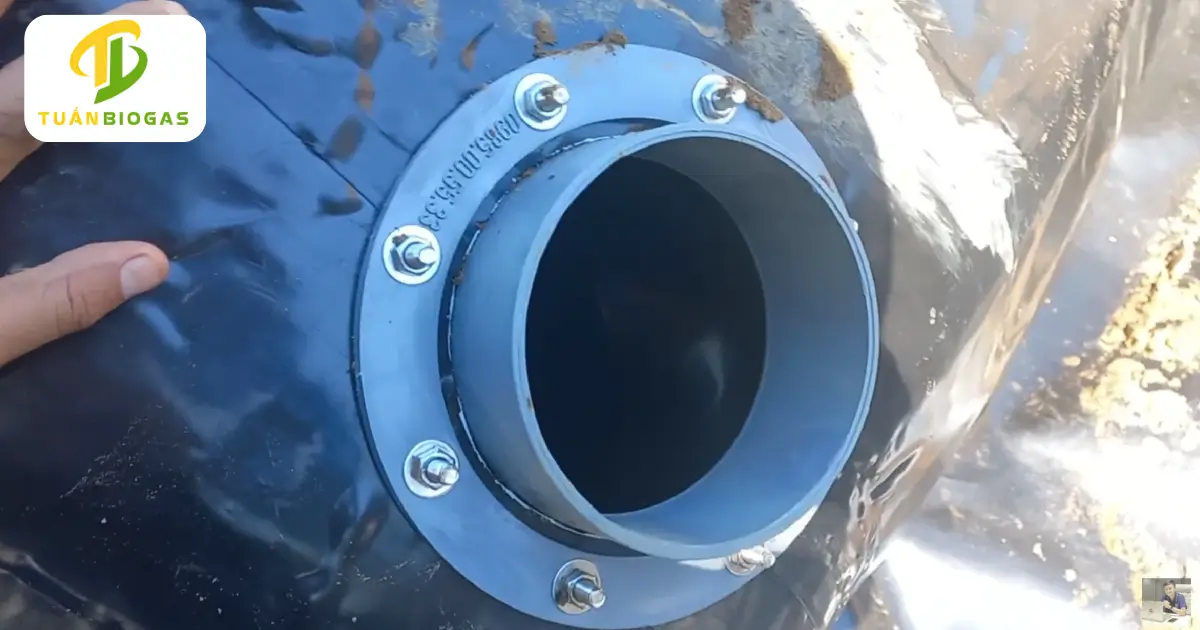Kỹ thuật viên siết ốc inox 304 chống ăn mòn cố định mặt bích vào thân bạt túi biogas