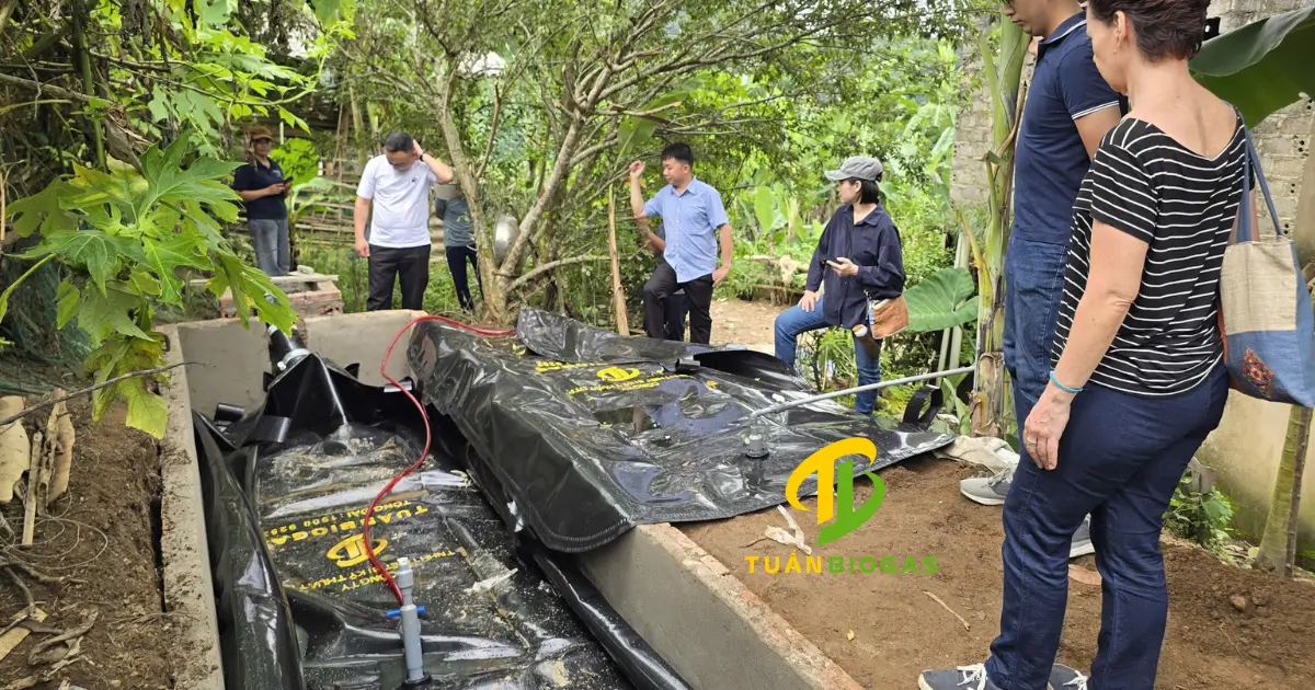 Tuấn Biogas cùng tổ chức Blue Dragon tấp huấn lắp túi biogas