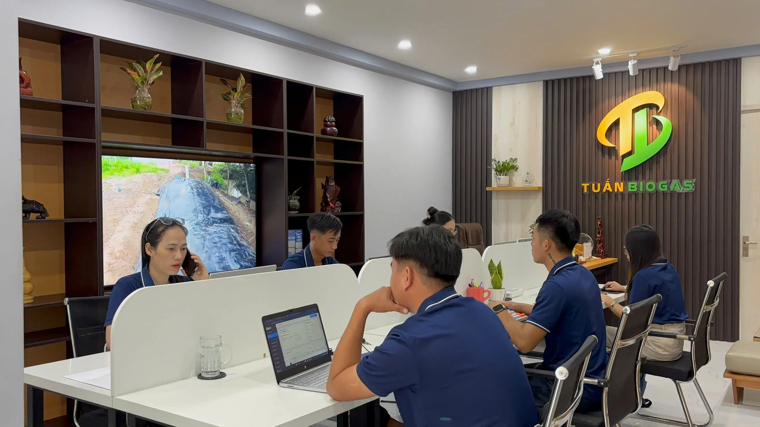 Kỹ thuật viên hướng dẫn bà con lắp đặt túi biogas qua điện thoại tại Hà Tĩnh