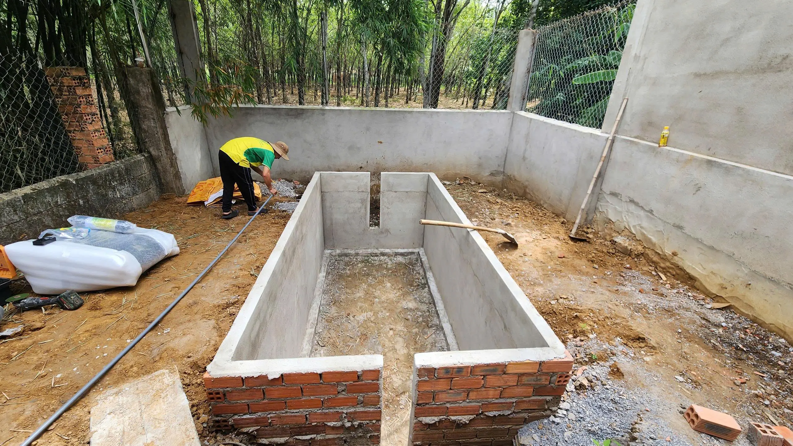 Hố xây gạch có trụ đà gia cố dùng để lắp đặt túi biogas tại khu đất dễ sạt lở
