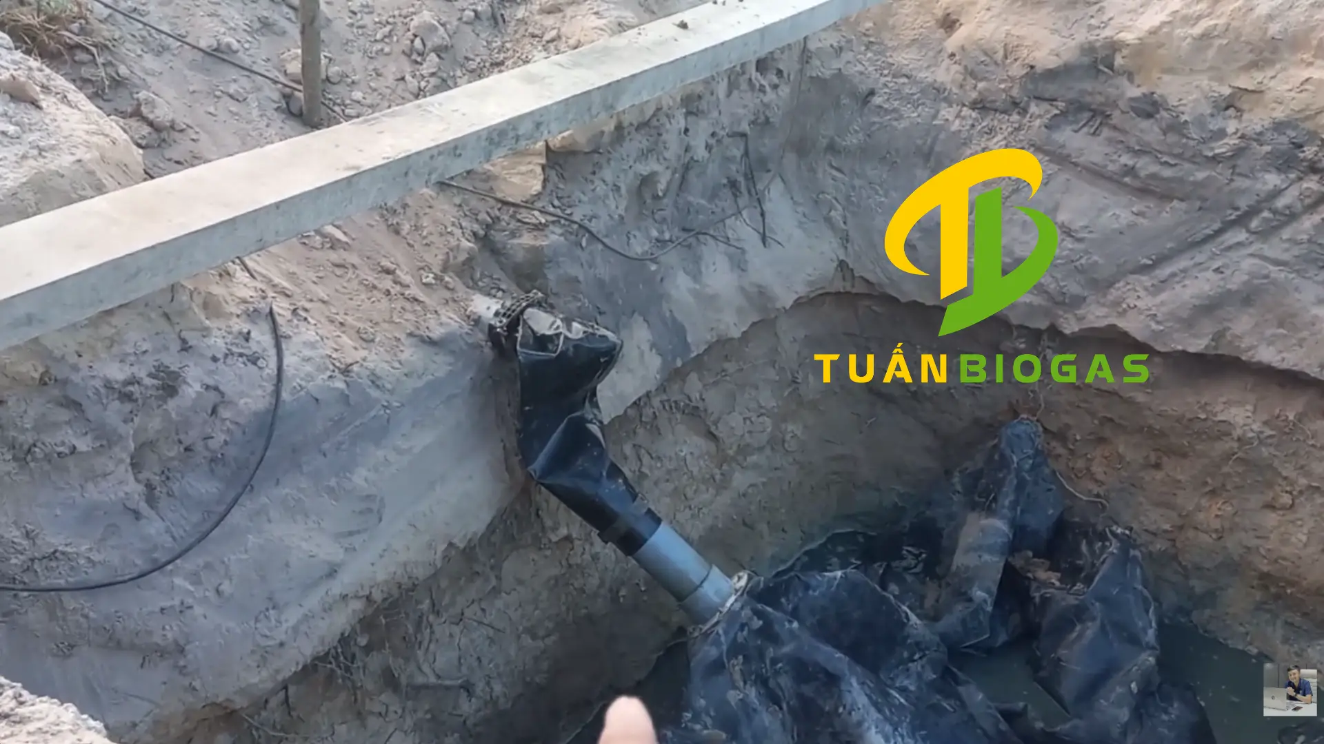 Hạn chế của dòng ống mềm dẫn đầu vào túi biogas truyền thống dễ bị đùn gập bục rách gây tắc nghẽn chất thải chuồng nuôi