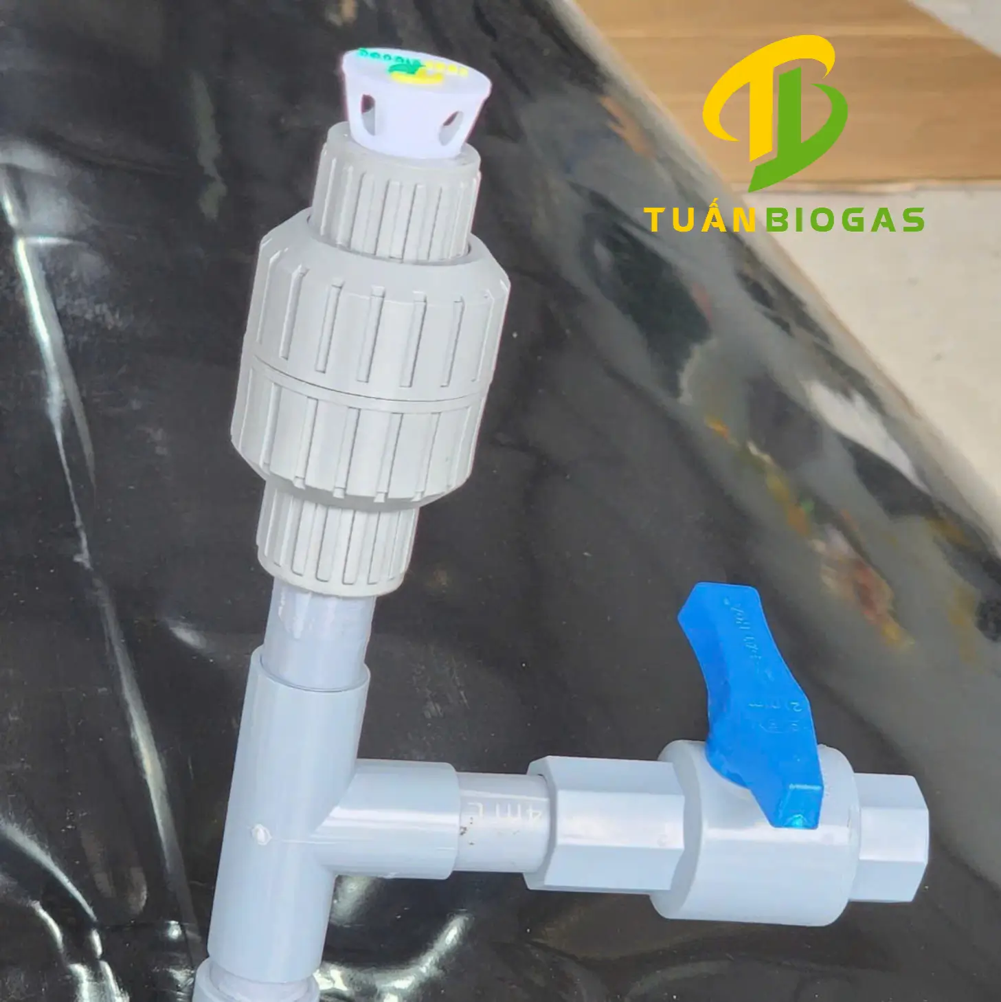 Chi tiết cụm van tự xả điều áp lò xo inox được lắp đặt hoàn chỉnh trên đường ống túi biogas