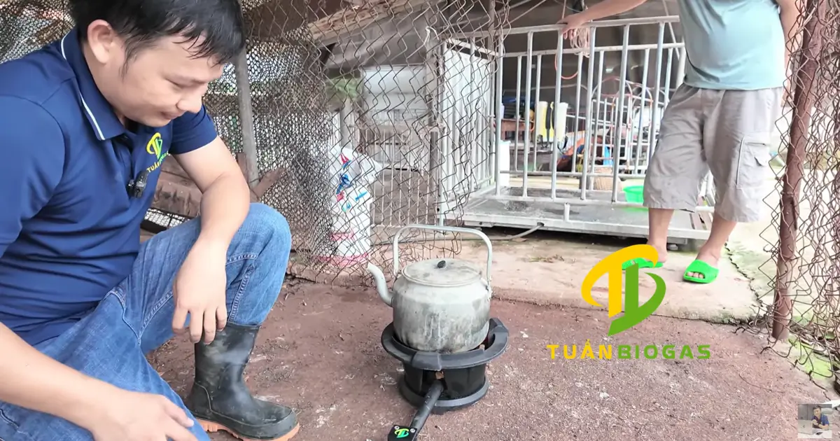 Kỹ thuật viên Tuấn Biogas kiểm tra ngọn lửa bếp gas sau khi đấu nối túi biogas
