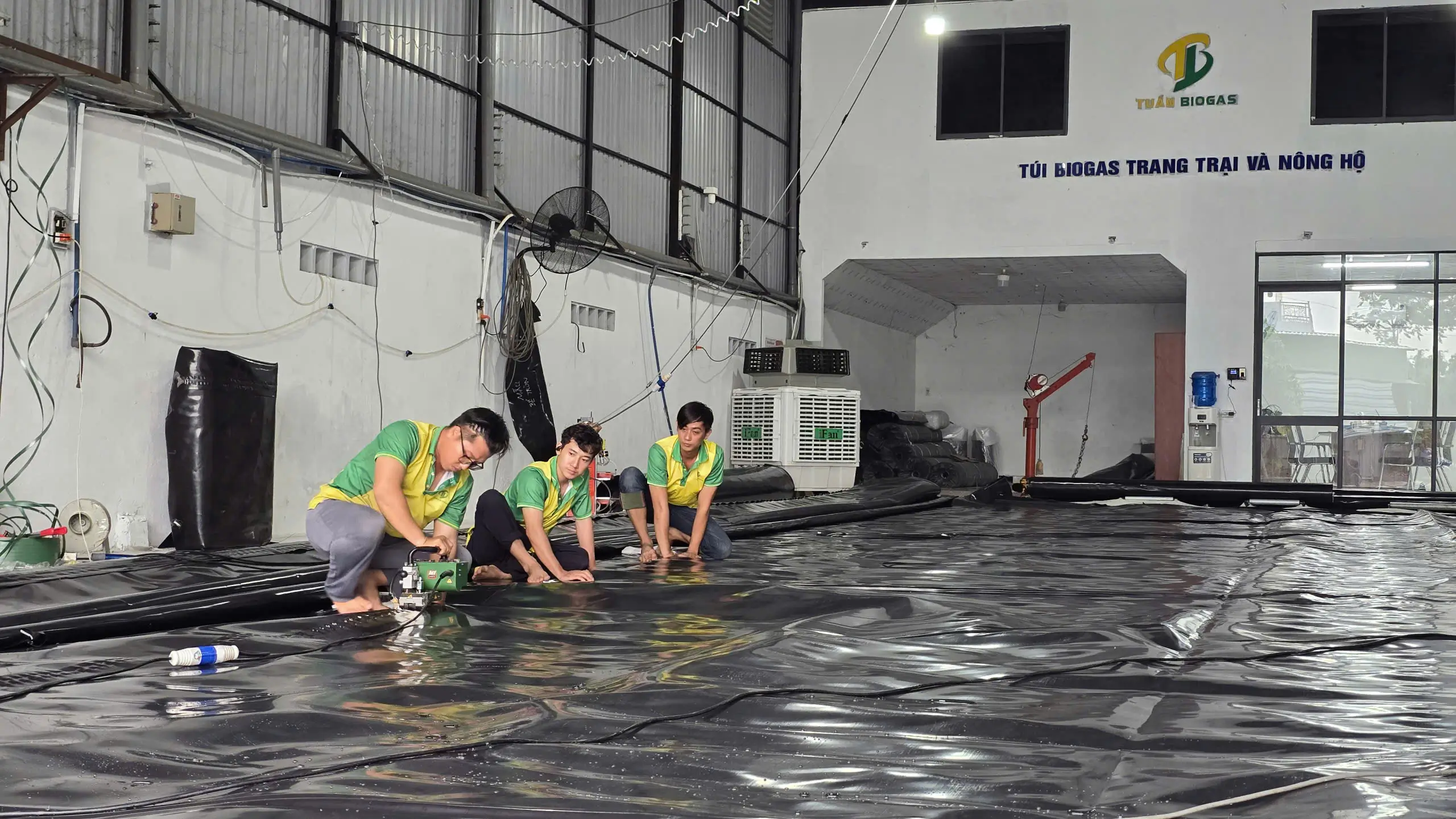 Kỹ thuật viên xưởng Tuấn Biogas sản xuất túi biogas theo quy trình chuẩn