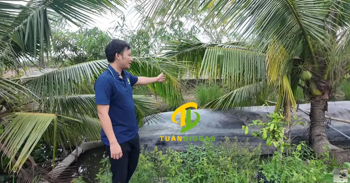 Kỹ thuật viên Tuấn Biogas đến thăm hộ chăn nuôi nhỏ sau khi lắp đặt túi biogas