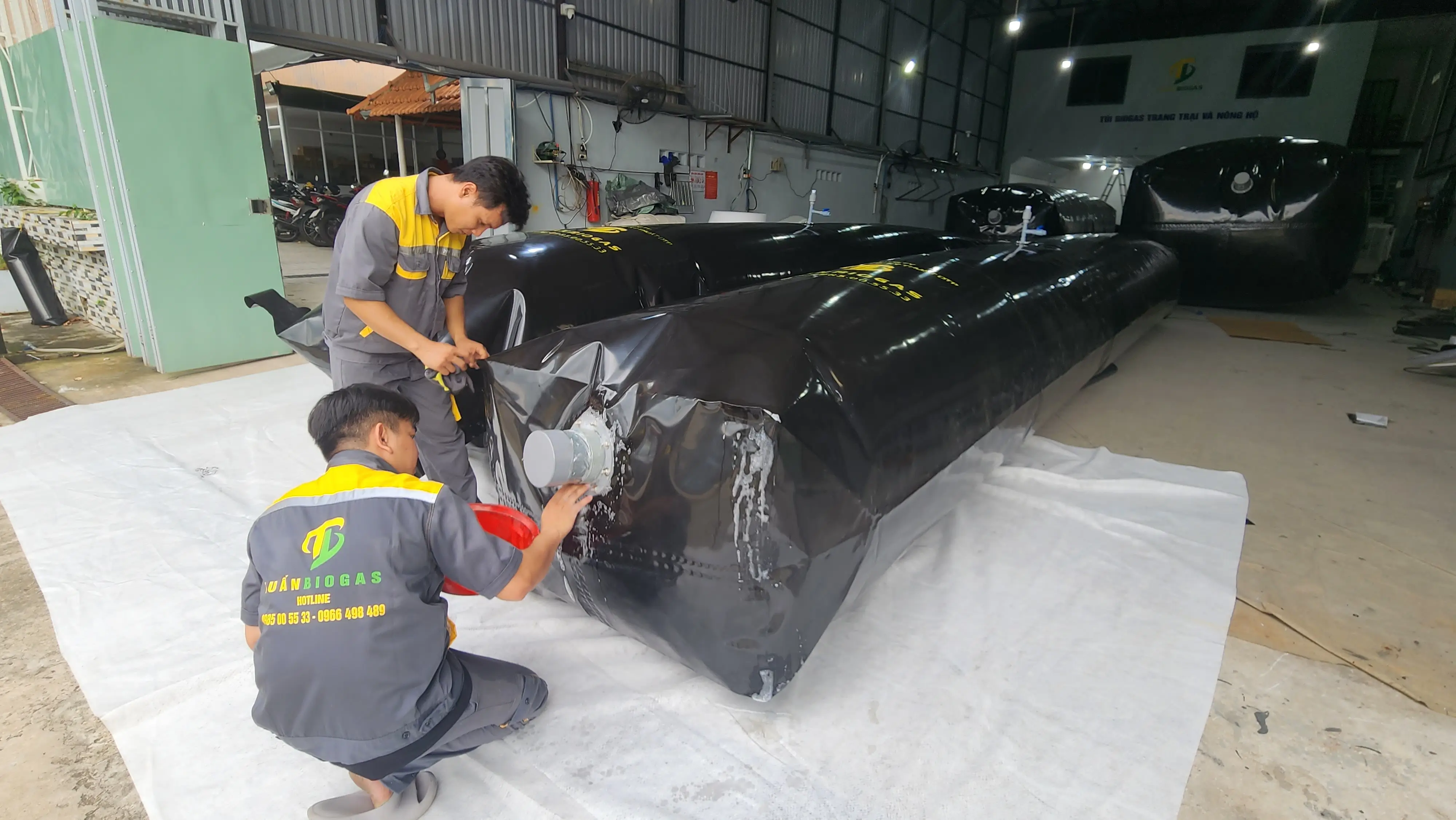 Quét bọt xà phòng kiểm tra độ kín của miệng van tự xả và 4 góc túi biogas vuông