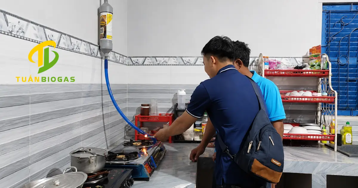 Châm lửa bằng que mồi sau đó mở van gas nhẹ nhàng