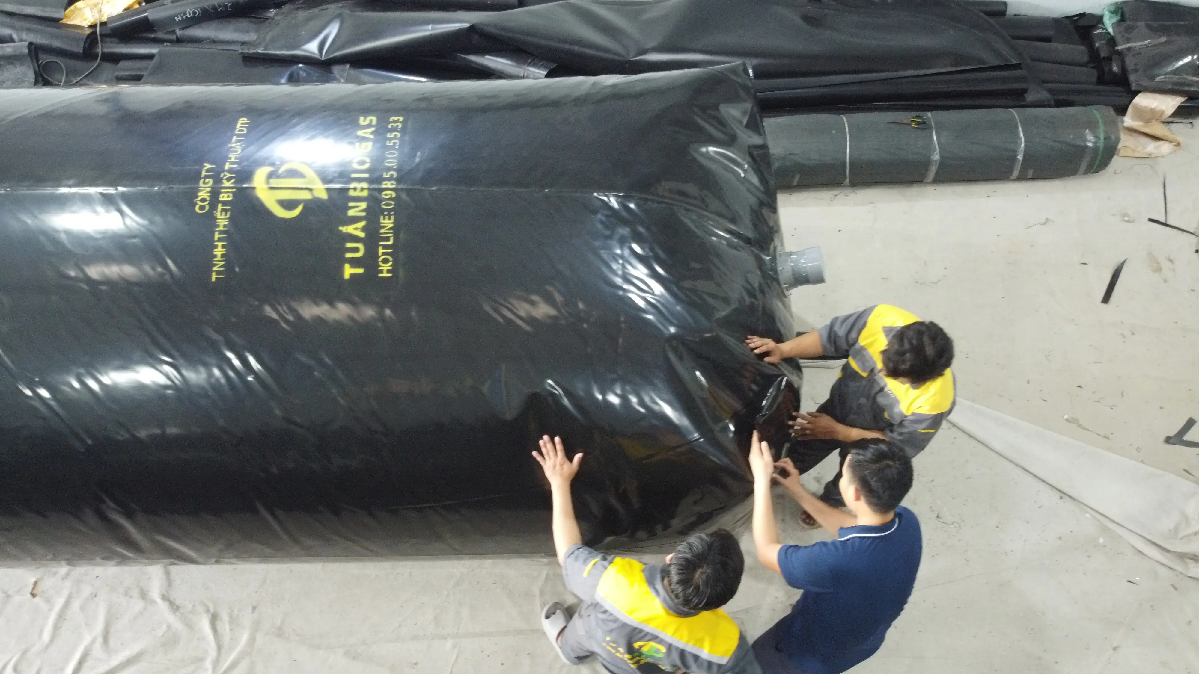 kiểm tra túi trước khi đóng gói giao cho bà con