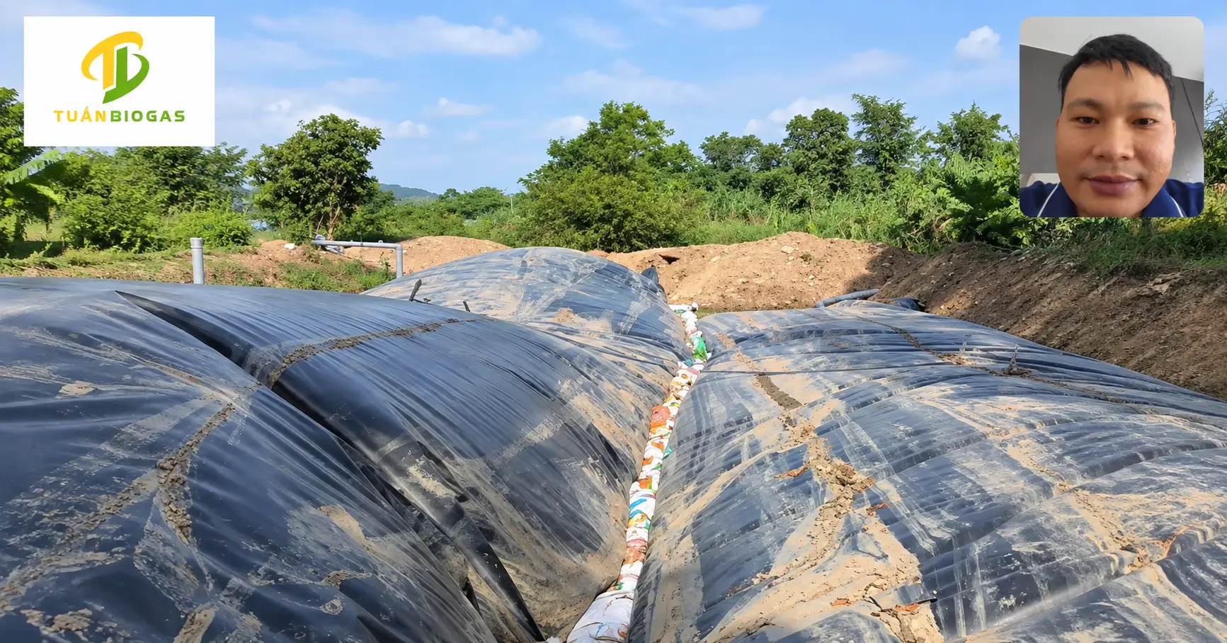 Kỹ thuật viên Tuấn Biogas hướng dẫn khách hàng thao tác đấu nối ống qua cuộc gọi video