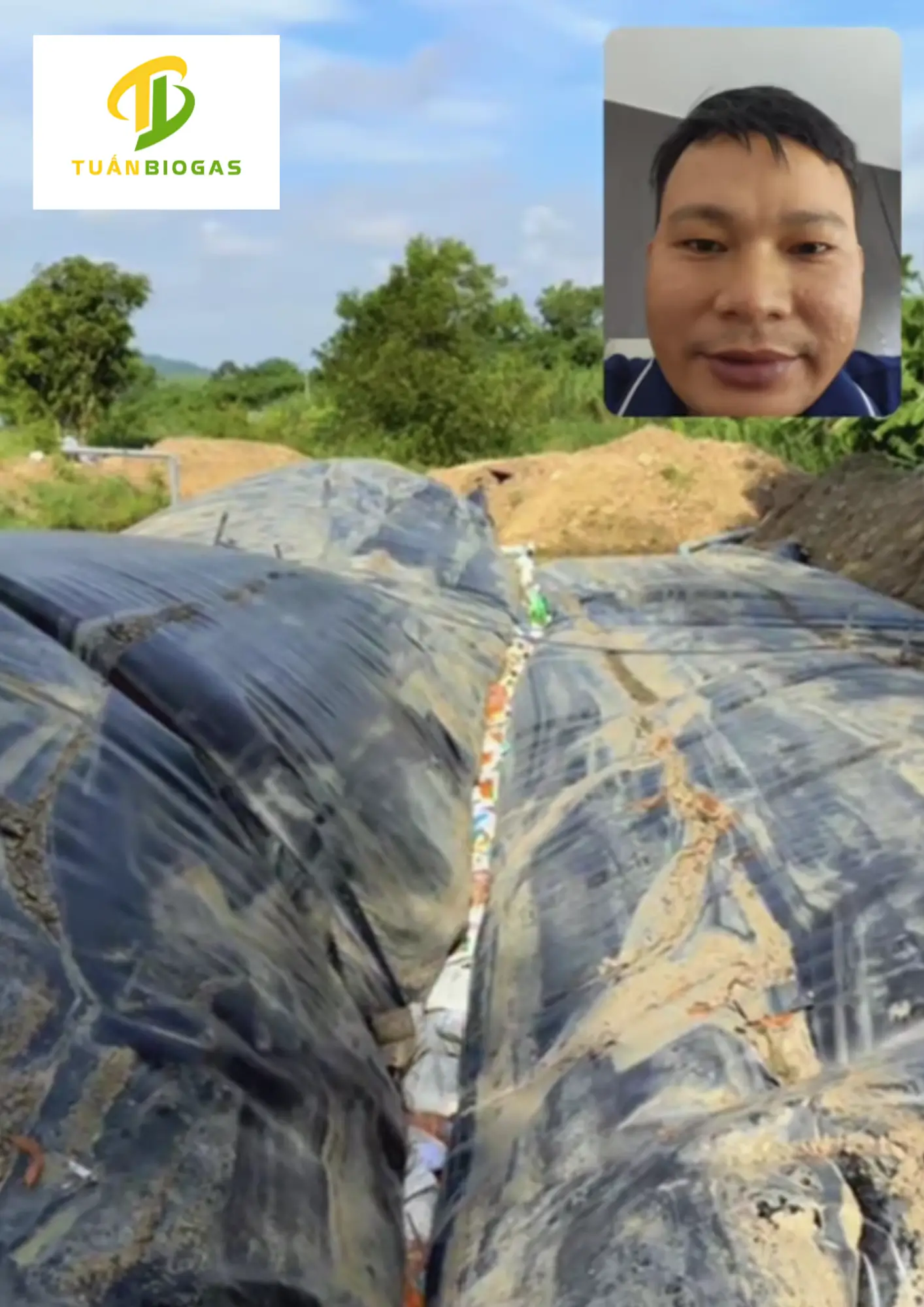 Kỹ thuật viên lắng nghe và giải đáp thắc mắc của khách hàng về áp suất túi biogas