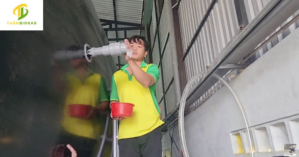 Kỹ thuật viên Tuấn Biogas dùng kìm cắt bớt mắt lò xo inox và đo lại bằng máy áp lực