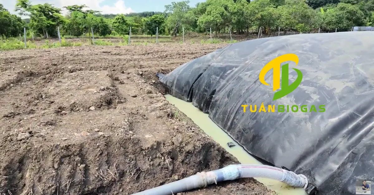 Ống ruột gà giúp túi biogas nâng hạ linh hoạt theo mực nước ngầm biến động