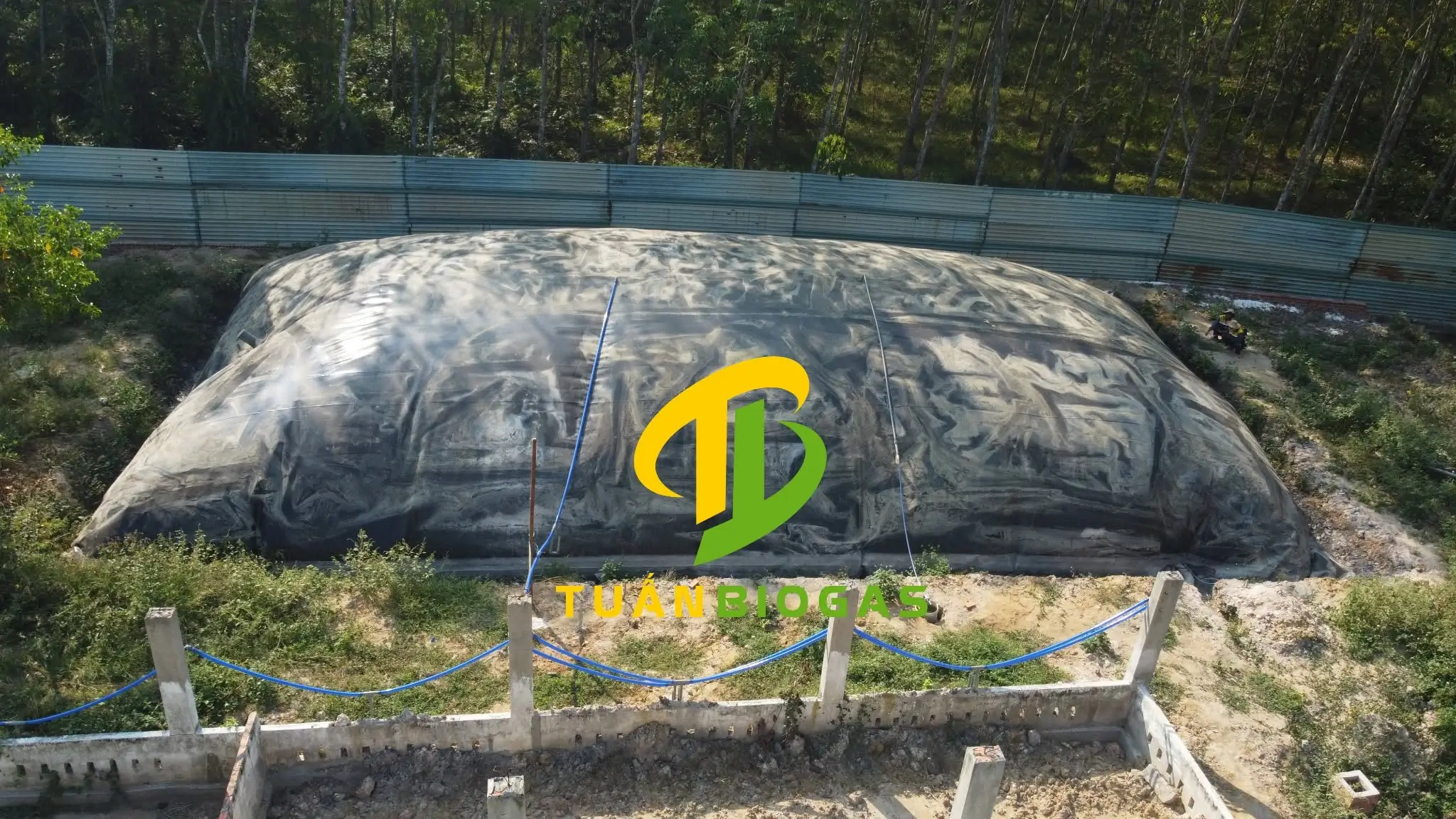 Túi biogas tròn bạt HDPE 0,75 mm đã lắp đặt tại trang trại