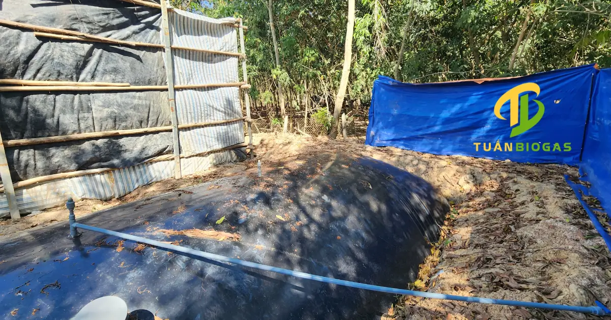 Van khóa gas được lắp tại đầu trên cùng của đoạn ống cứng dẫn khí biogas