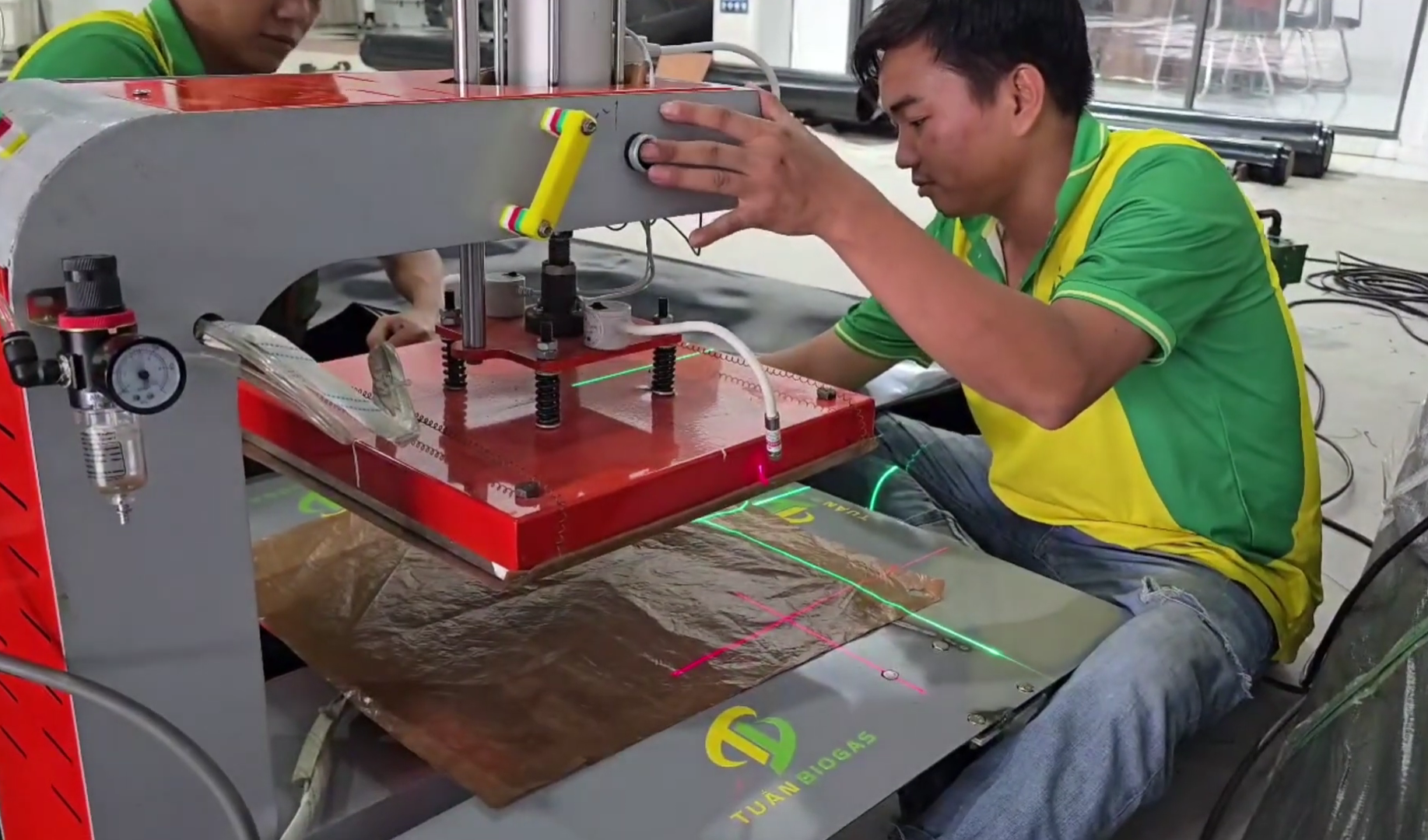 quy-trinh-san-xuat-tui-biogas-ep-nhiet-cao-tan-bat-hdpe